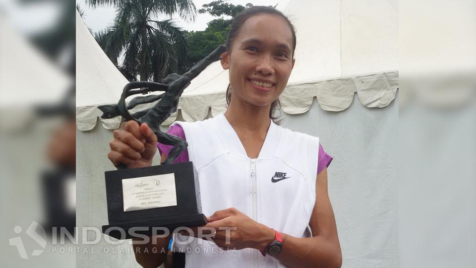 Rini%20Budiarti%20saat%20meraih%20trofi%20juara%20Jakarta%20Marathon%202016%20kategori%2010K.